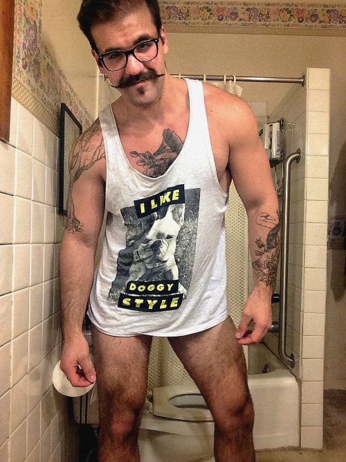 Hombres desnudos con bigote 'Movember gay'