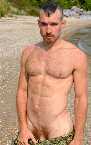 Hombres desnudos con bigote 'Movember gay'
