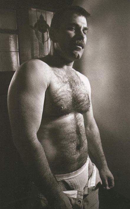 Hombres desnudos con bigote 'Movember gay'