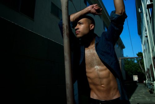 Tyler Parks desnudo en Westworld