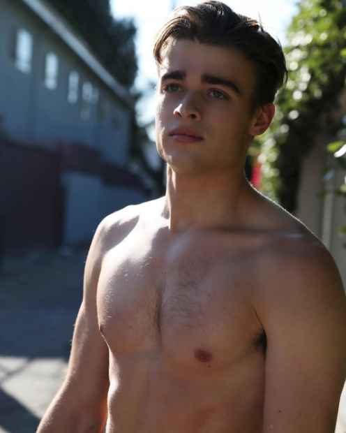 Austin Falk sin camiseta