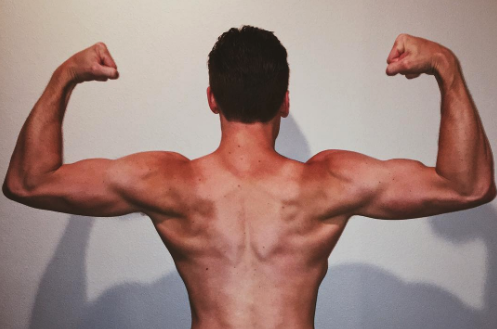 Austin Falk sin camiseta