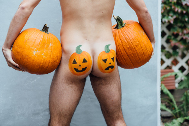 Culos de hombres desnudos en Halloween