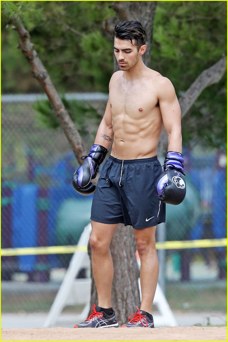 Joe Jonas entrenando en la calle