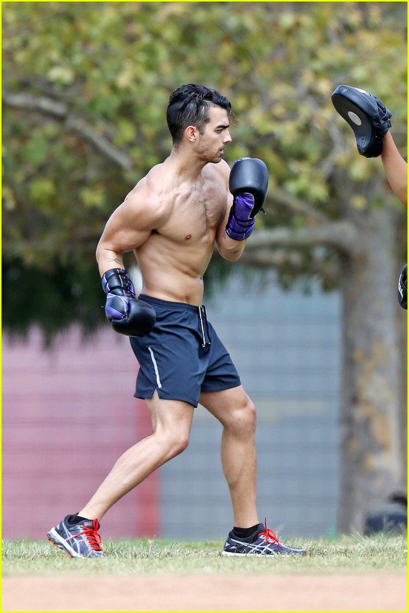 Joe Jonas entrenando en la calle