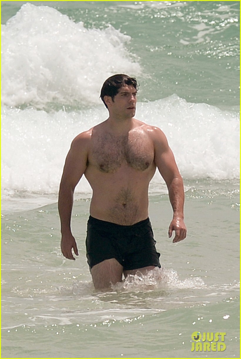 Henry Cavill presume de cuerpo desnudo en la playa