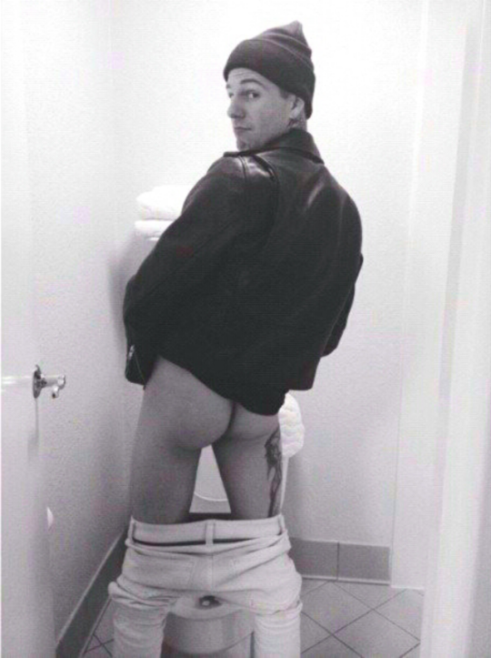 Jesse Rutherford desnudo