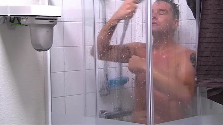 El cantante Eloy de Jong desnudo en la ducha