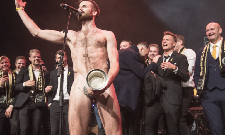 Aleksander Melgalvis desnudo