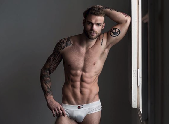 Modelo Santiago Romeo desnudo