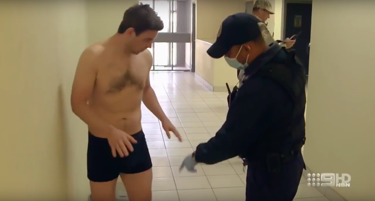 Paul Connolly desnudo en la cárcel