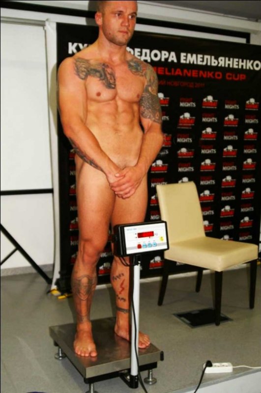 El boxeador Tomas Kuzela desnudo