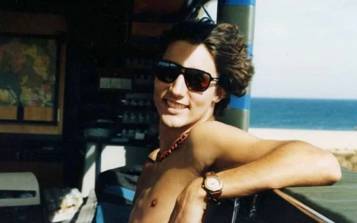 Justin Trudeau desnudo de cintura para arriba