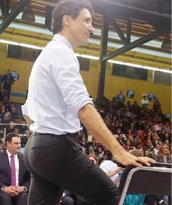 Justin Trudeau desnudo de cintura para arriba