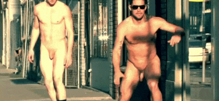 Benjamin Godfre desnudo con su hermano