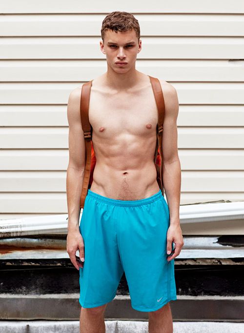 Modelo Lewis Mayhem desnudo