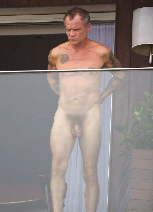 Flea desnudo de Red Hot Chili Peppers