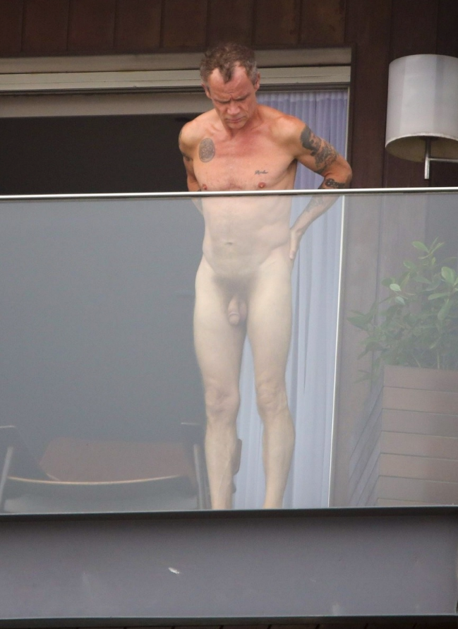 Flea desnudo de Red Hot Chili Peppers