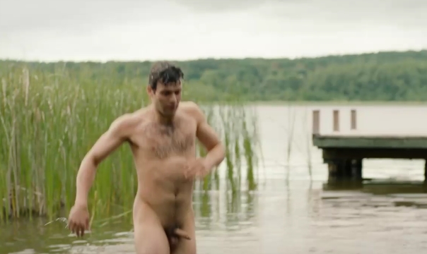 Johann Jürgens desnudo frontal en 'Babylon Berlin'