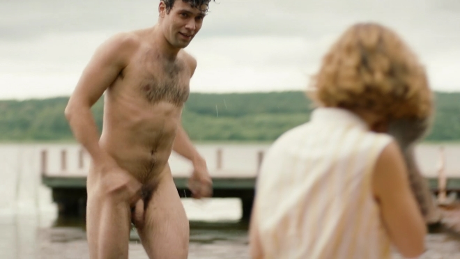 Johann Jürgens desnudo frontal en 'Babylon Berlin'