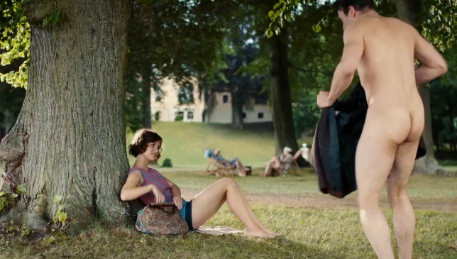 Johann Jürgens desnudo frontal en 'Babylon Berlin'