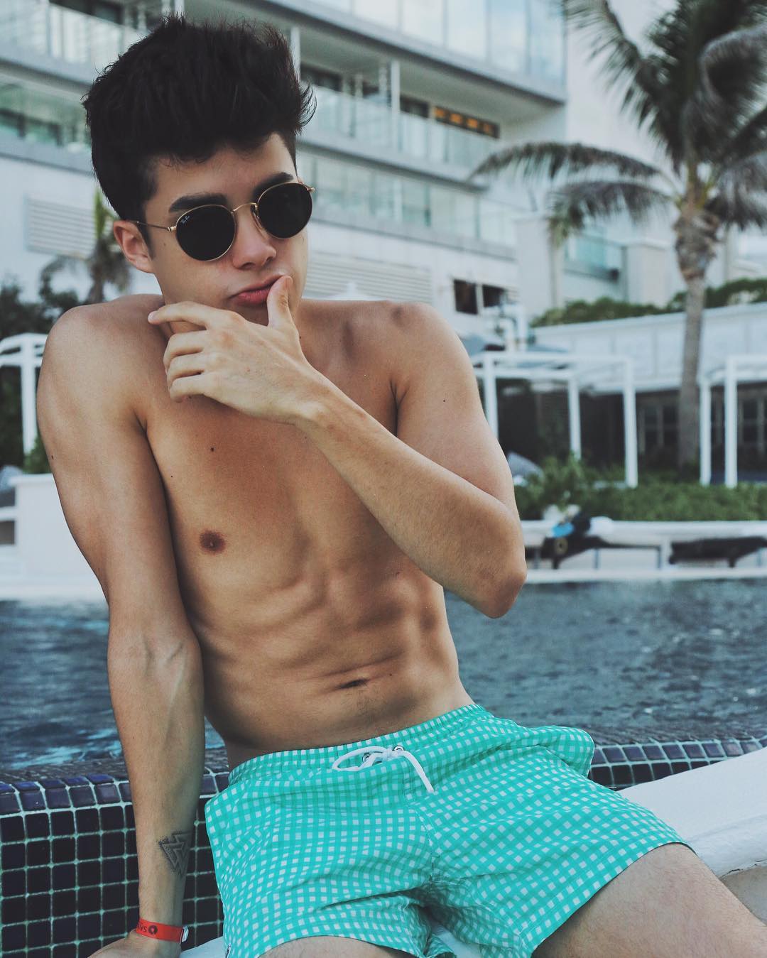 Mario Bautista desnudo