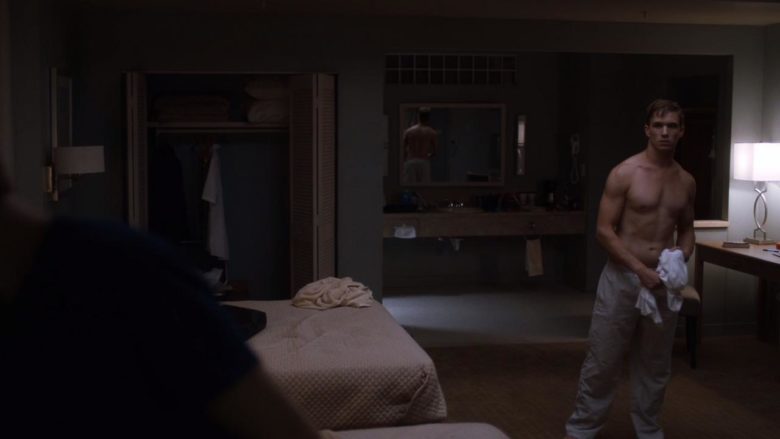 Adam Foster desnudo en 'Room 104'