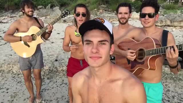 Andrés Ceballos desnudo | DVICIO desnudo