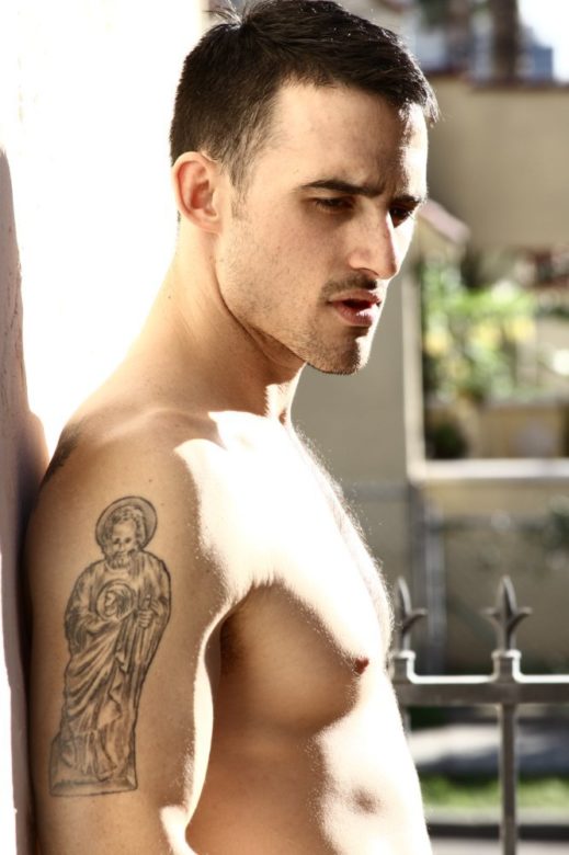 Jesse Pimentel desnudo y meando en una papelera