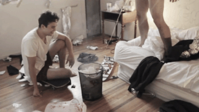 Jesse Pimentel desnudo y meando en una papelera