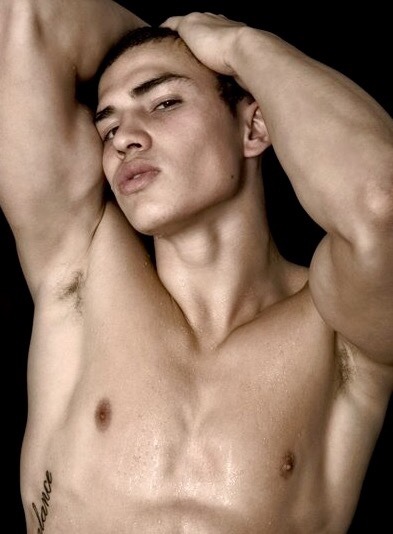 Santiago Peralta desnudo