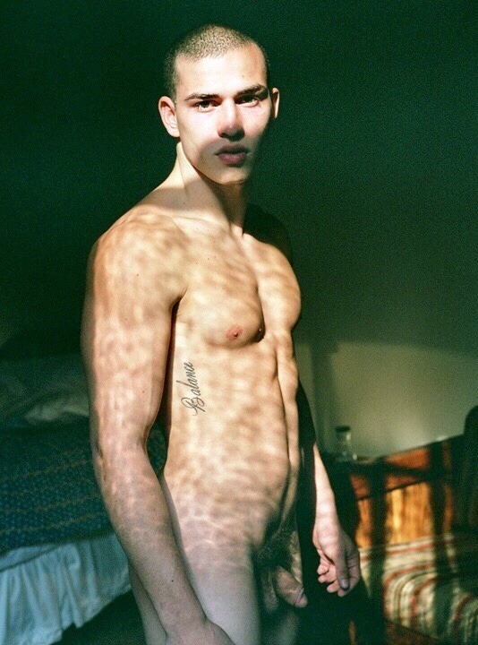 Santiago Peralta desnudo