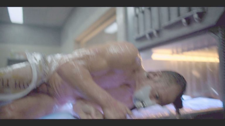 Joel Kinnaman desnudo frontal en 'Altered Carbon'