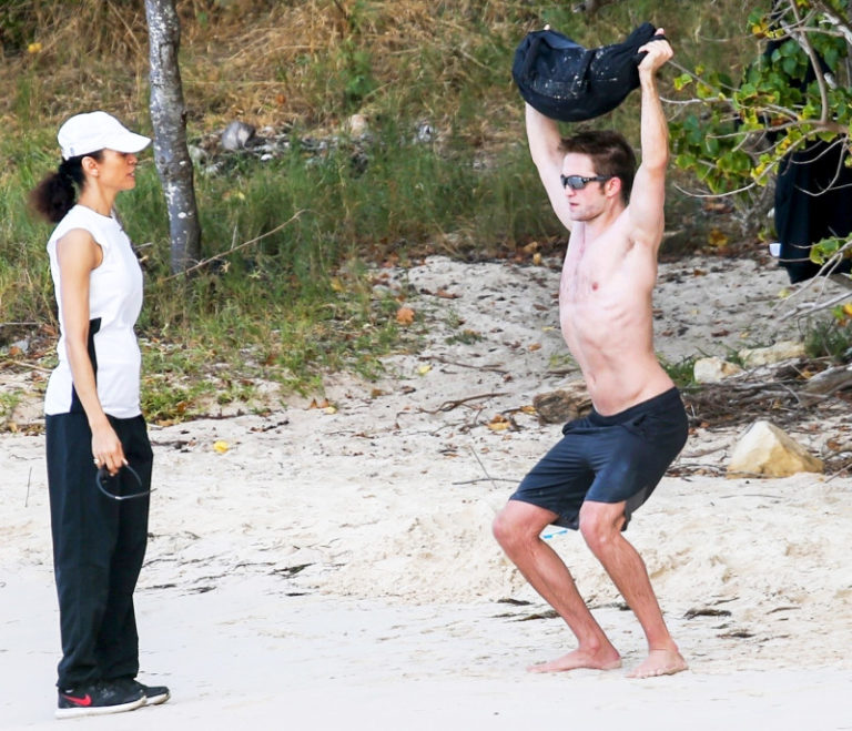 Robert Pattinson desnudo entrenando
