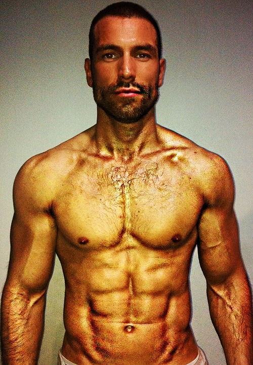 Rafael Amaya desnudo