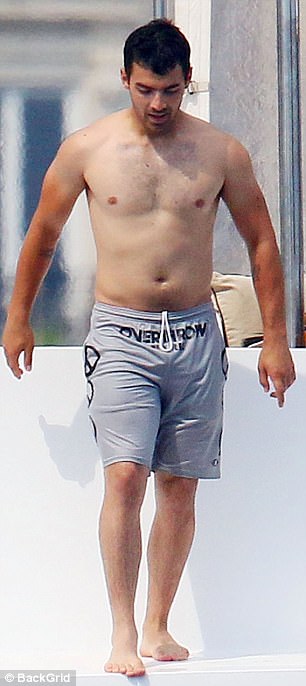 Joe Jonas en el yate marcando paquete