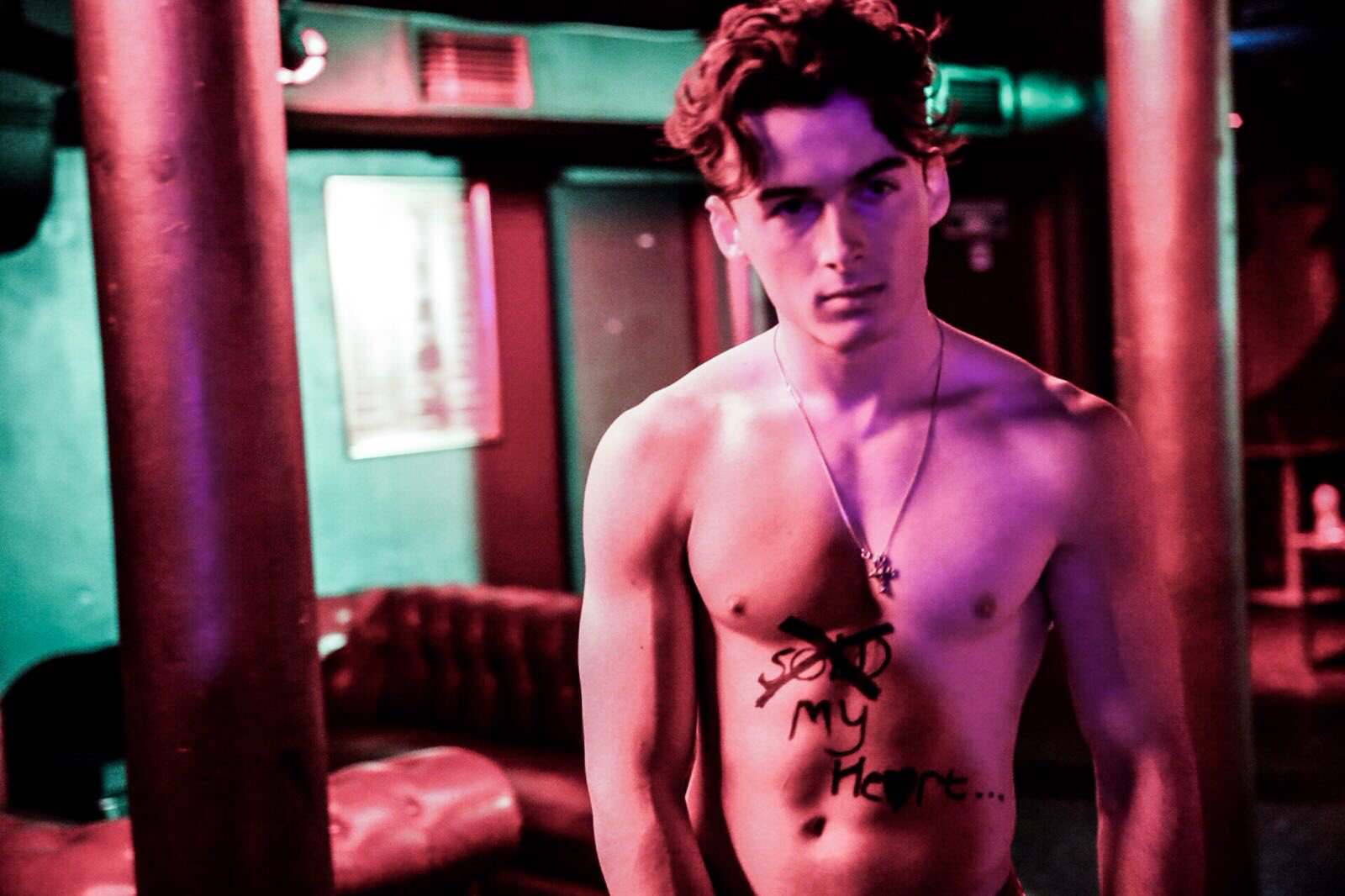 Josh Taylor desnudo, el cantante de 'The Hara'