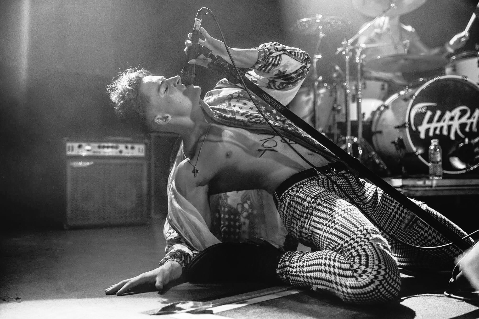 Josh Taylor desnudo, el cantante de 'The Hara'