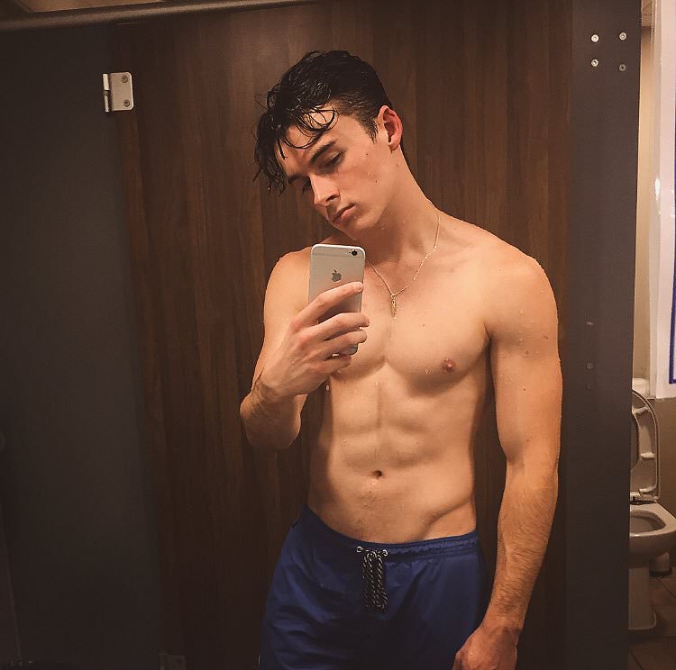 Josh Taylor desnudo, el cantante de 'The Hara'