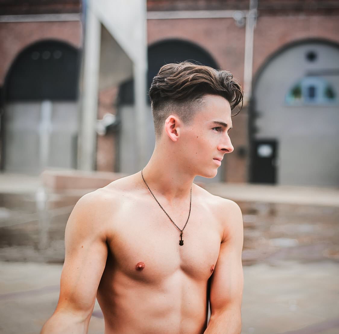 Josh Taylor desnudo, el cantante de 'The Hara'