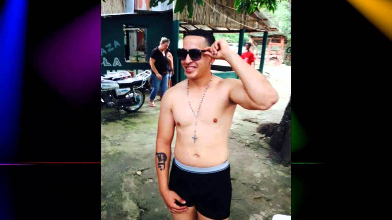 Daddy Yankee desnudo
