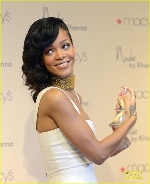 Rihanna presenta su nuevo perfume RiRi