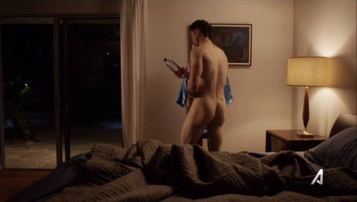 Jonathan Tucker, desnudo