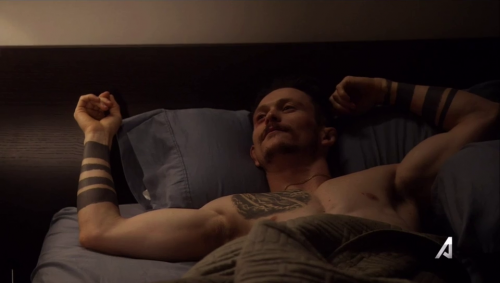 Jonathan Tucker, desnudo