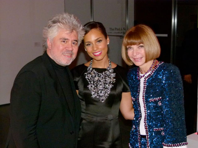 Almodóvar con Alicia Keys y un pajarito que sabe mucho de moda