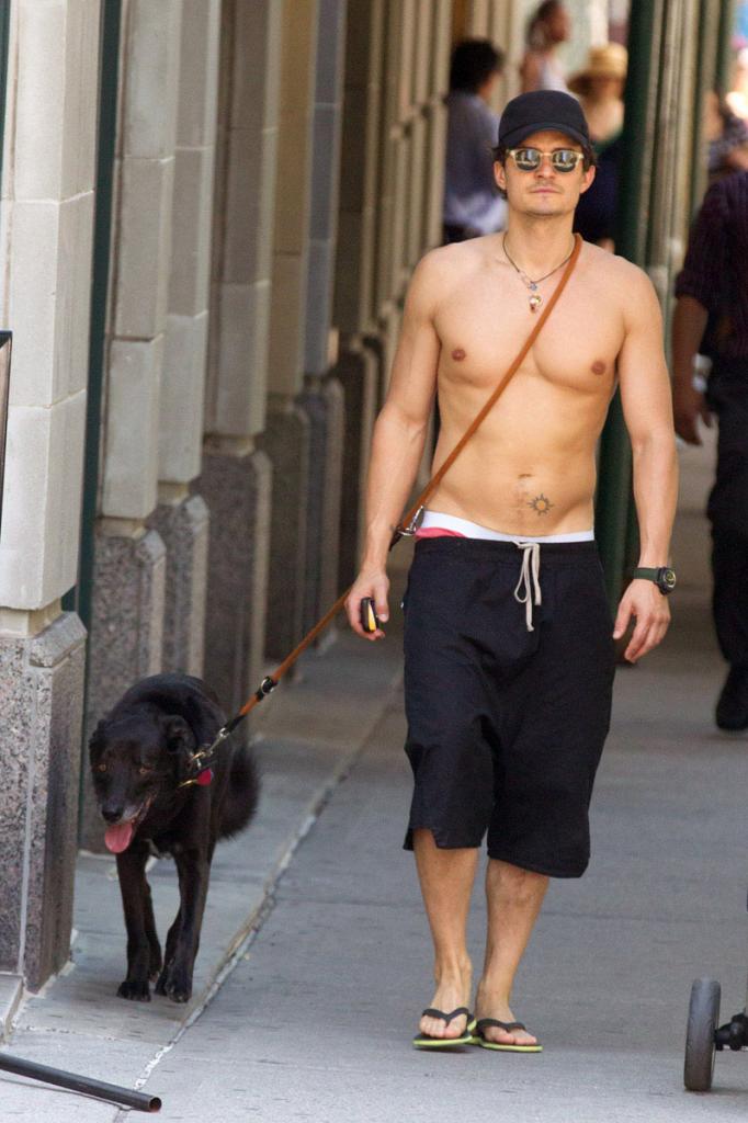 Orlando Bloom, con perro y sin camiseta