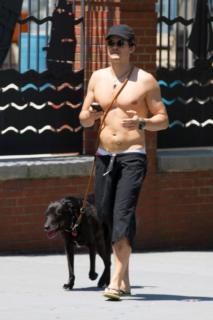 Orlando Bloom, con perro y sin camiseta