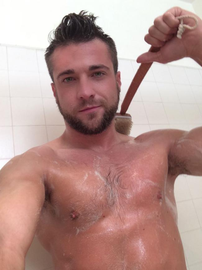 Shave dick. Джек Маккенрот. Shower selfie.
