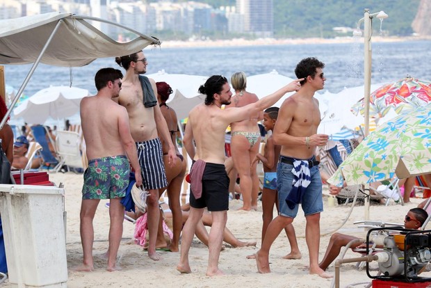Kit Harington sin camiseta en Rio de Janeiro