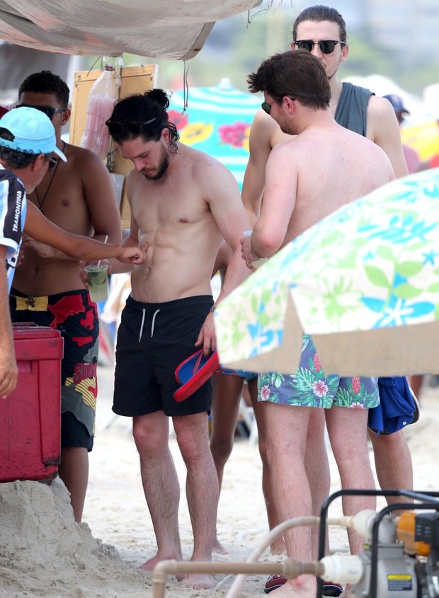 Kit Harington sin camiseta en Rio de Janeiro
